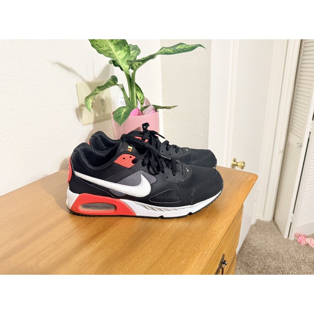 Nike Air Max IVO (Black Crimson)  Size 9.5 Men’s great condition